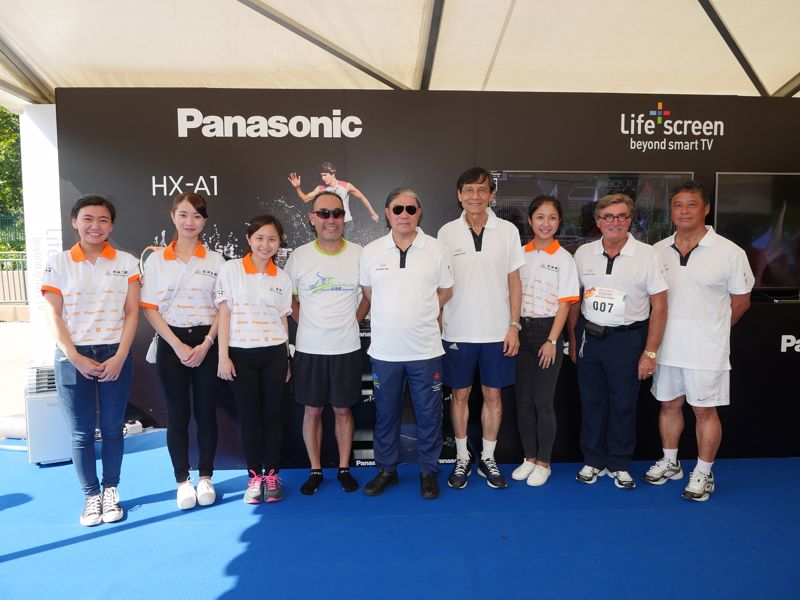 信興集團暑期實習生向多位嘉賓介紹Panasonic全新產品。(右起) 港協暨奧委會義務秘書長王敏超先生、港協暨奧委會副會長施文信先生、港協暨奧委會名譽顧問彭冲先生及港協暨奧委會會長霍震霆先生。